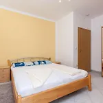 One-bedroom In Okrug Gornji * טרוגיר