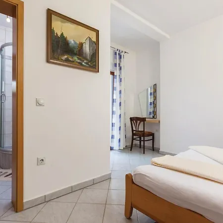 Appartement Lovely In Okrug Gornji With Kitchen *