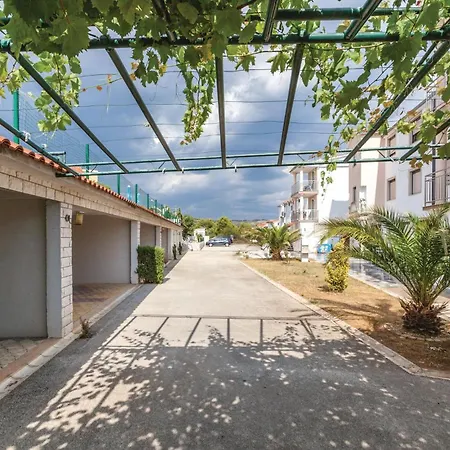 Appartement Lovely In Okrug Gornji With Kitchen Trogir
